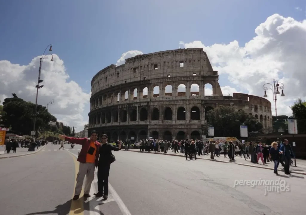 Peregrinando Juntos peregrinaciones May Carabano y Noe Pernia y el Padre Javier Nieto