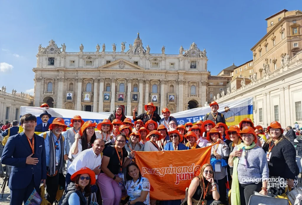 Peregrinación Italia El Vaticano Plaza de San Pedro Peregrinando Juntos Peregrinaciones May Carabaño y Noé Pernía.