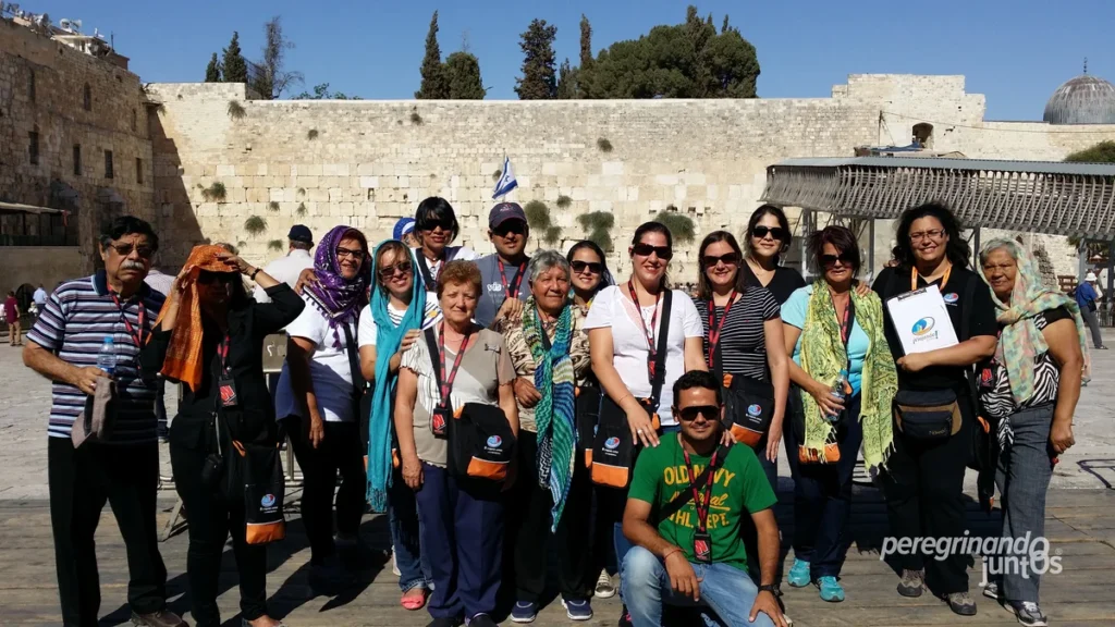 Peregrinación Tierra Santa Muro de los lamentos Kotel Peregrinando Juntos Peregrinaciones May Carabaño y Noé Pernía